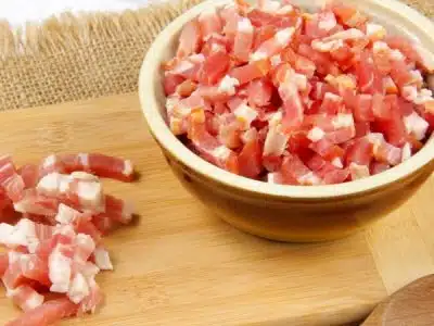 Comment réagir face à des lardons périmés conseils et précautions